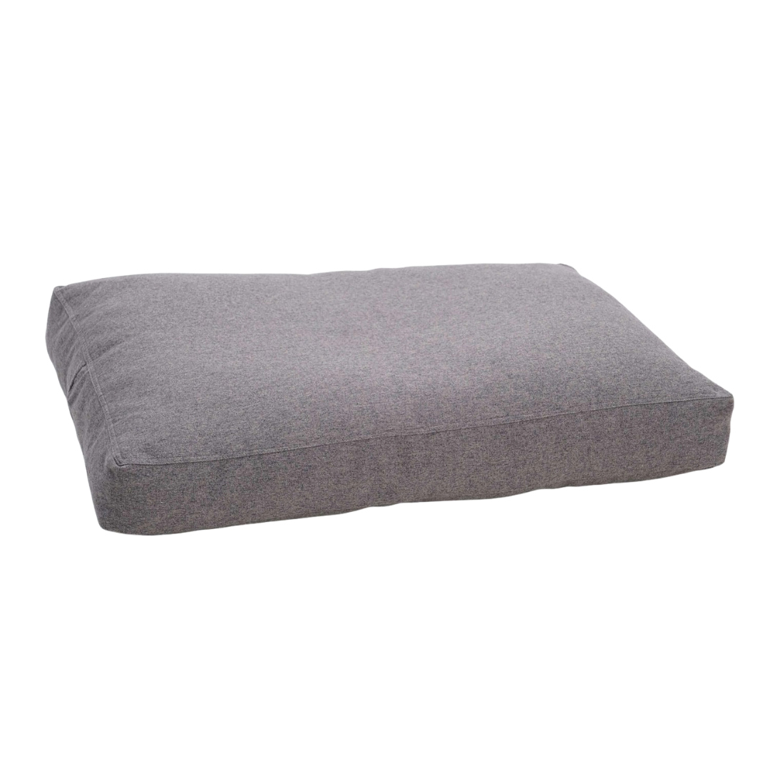 Brandon Hondenkussen L – Hondenmand met Naam in Viltlook (120×90 cm)